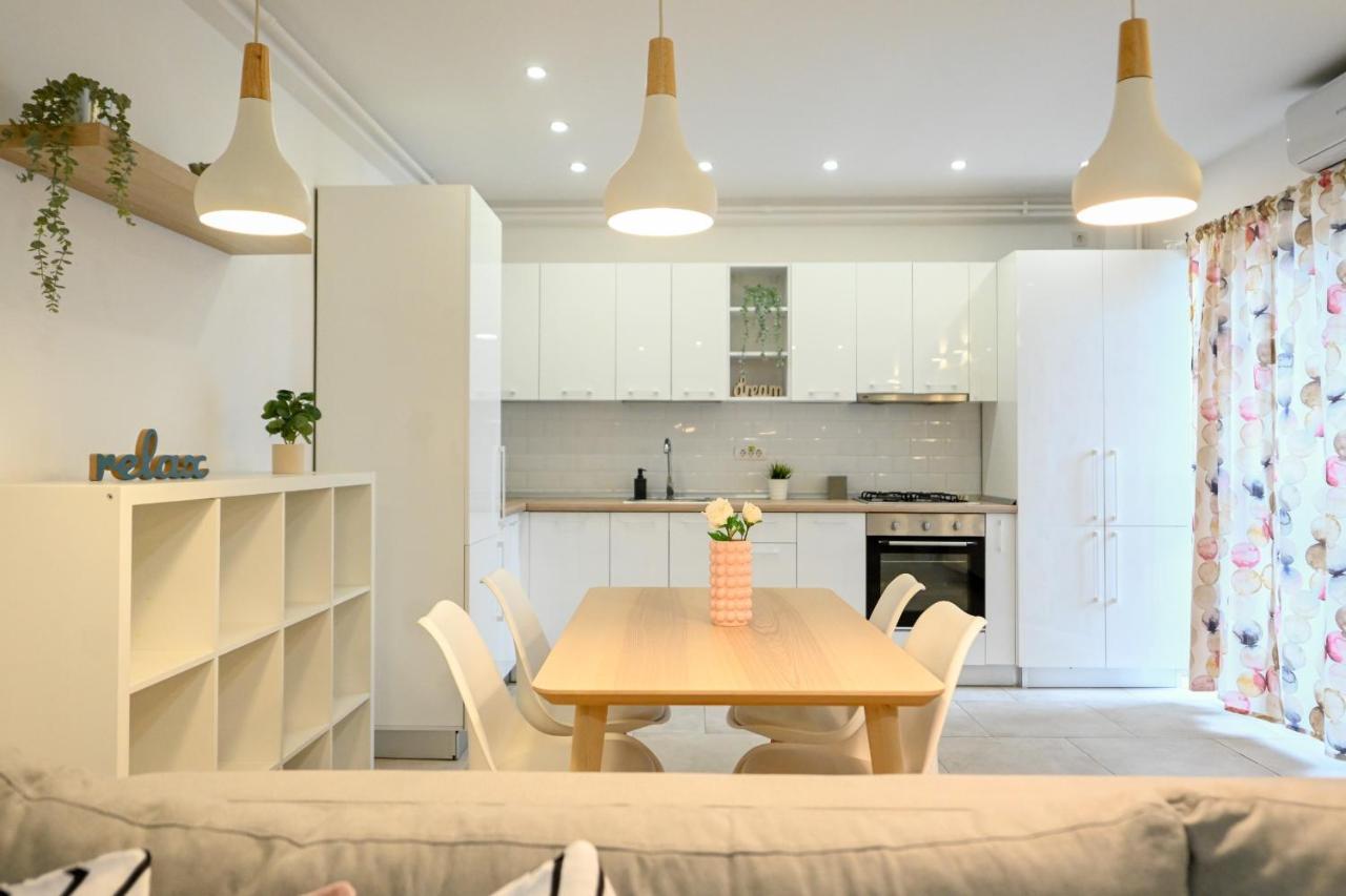Splendid 2Br Apartment With Breathtaking Views Of Casa Poporului Bukarest Exteriör bild